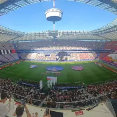 Wielka oprawa kibiców na meczu Górnik Zabrze – Raków Częstochowa. Trybuny wypełnione po brzegi, ogromne flagi i transparenty.