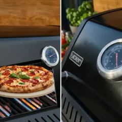 Idealna pizza na kamieniu, lekko niedopieczona, z widocznym termometrem na grillu.