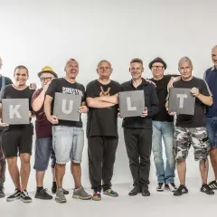 Zespół KULT, gotowy na koncerty 2025, prezentuje litery tworzące nazwę.