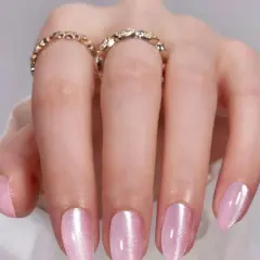 Vackra ljusrosa naglar med skimrande finish. Perfekt nagel inspo för en mjuk och elegant look. Två ringar pryder fingrarna.