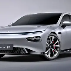 Srebrny sedan XPeng P7, marka samochodu na u, z charakterystycznym pasem świateł LED i sportowymi felgami.