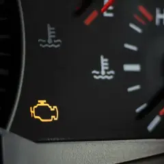 Kontrolka silnika świeci się, sugerując problem. Dowiedz się, jak skasować błąd check engine bez komputera.