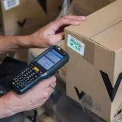 Paket wird für Abholung am Paketshop-Standort gescannt.