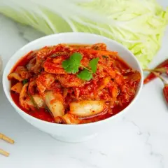 Kimchi jak zrobić? Prosty przepis + sekrety chrupiącej kapusty.