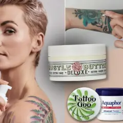 Une femme applique une lotion sur son tatouage. Des produits de soin pour tatouage sont présentés, comme "Hustle Butter" et "Tattoo Goo", pour éviter un tatouage trop hydraté.