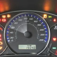Wiele kontrolek świeci się na desce rozdzielczej, w tym ABS i ASR. Co to oznacza? Czas sprawdzić auto.