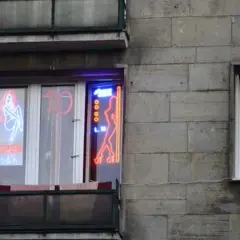 Jak skutecznie pozbyć się agencji towarzyskiej w bloku?
