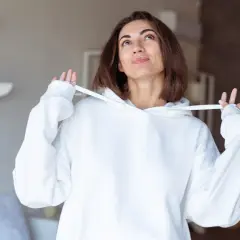 Jak zawiązać sznurki od bluzy, aby nie luzowały się w ciągu dnia