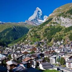 Widok na szwajcarską wioskę u podnóża góry Matterhorn.