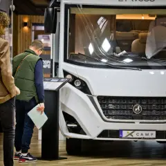 Odwiedzający oglądają kampera na targach caravaningowych Poznań. Promocja -20 tys. rabatu.