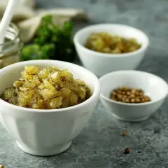Smakfull bostongurka i skålar, redo för ditt nästa recept. En burk med inlagd gurka och kryddor i bakgrunden.