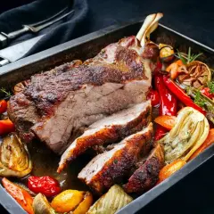 Soczysta łopatka wieprzowa pieczona z warzywami. Idealny przepis na to, jak upiec łopatkę wieprzową w piekarniku, by była miękka i aromatyczna.