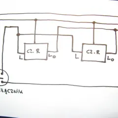Schemat połączenia dwóch czujników ruchu do jednej lampy. Widać przewody PE, N, L, dwa czujniki ruchu (oznaczone jako C2.R) oraz lampę.