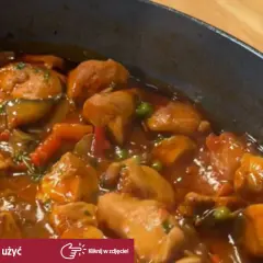Gulasz z indyka w sosie własnym, duszony z warzywami i ziołami. Pyszne danie gotowe do podania.