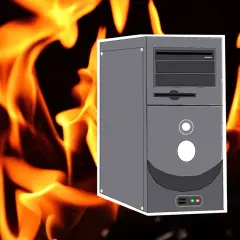 Computergehäuse vor Flammen, deutet auf eine zu hohe CPU-Temperatur hin.
