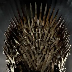 Żelazny Tron z gry Game of Thrones: The Telltale Series po polsku, symbol władzy i intryg.