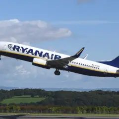 Samolot Ryanair wznosi się w powietrze. Zadbaj o swoje podróże z ubezpieczenie plus Ryanair.