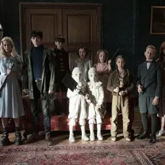 Dzieci z filmu "Osobliwy dom Pani Peregrine" pozują z dziwnymi przedmiotami.
