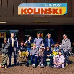 Das Team von "Die Discounter Staffel 4" posiert vor dem Kolinski-Markt.