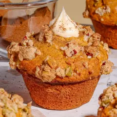Un muffin gourmand, garni de crumble et d'une touche de glaçage, parfait pour une recette de muffin.