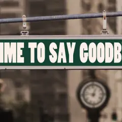Znak "TIME TO SAY GOODBYE" nad ulicą. Czas na wypowiedzenie umowy o pracę po niemiecku.