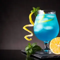 Najlepsze drinki z Blue Curacao i Grenadiną na każdą imprezę