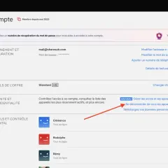 Ekran konta Netflix z opcją "Wyloguj się ze wszystkich urządzeń".