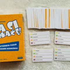 Gra "Ja Ci Pokażę!" to świetna zabawa i jedne z najlepszych gier karcianych. Karty z hasłami jak "banan" czy "pizza" zapewnią mnóstwo śmiechu.