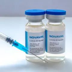 Dwie fiolki szczepionki Novavax COVID-19 i strzykawka. To jest vanguard w walce z pandemią.