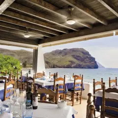 Mesas puestas con vistas al mar, ideal para saber donde comer en Las Negras.