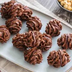 Deliziosi baci di Alassio al cioccolato, con la loro forma irregolare e il ripieno goloso, pronti per essere gustati.