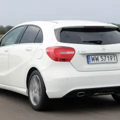 Biała Mercedes A-klasa w ruchu. Analiza wad i zalet tego modelu na drodze.
