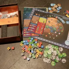 Blick auf ein Mars-Brettspiel mit vielen Würfeln, Karten und Spielsteinen. Ein Paradies für Fans von Fantasy-Brettspielen!