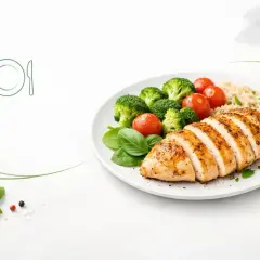 Zdrowy posiłek: filet z indyka, ryż, brokuły i pomidorki. Sprawdź filet z indyka kcal dla swojej diety.