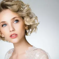 Delikatne cienie do powiek dla blondynek o niebieskich oczach podkreślają ich naturalne piękno.
