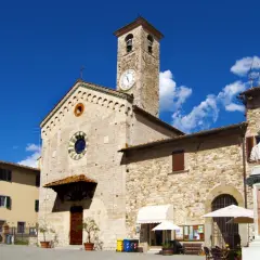 Piazza a Bagno a Ripoli: chiesa romanica con campanile, busto marmoreo e negozi. Cosa vedere in questo borgo toscano.