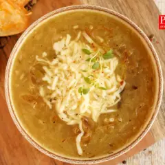 Jak zrobić zupę cebulową? Aromatyczna zupa cebulowa z serem i grzankami, idealna na chłodne dni.