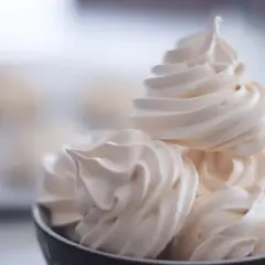 Délicieuses meringues dans un bol, prêtes pour le temps de cuisson meringue four traditionnel. Légères et aériennes.