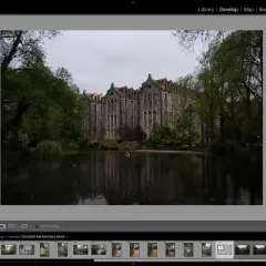 Edycja zdjęcia w Lightroom Classic, z widocznym budynkiem i jeziorem. Panel po prawej pokazuje narzędzia do color grading, w tym suwaki ekspozycji i balansu bieli.