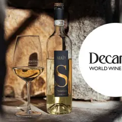 Calice e bottiglia di Vermentino Siddùra Maia, tra i migliori vini bianchi italiani premiati da Decanter World Wine Awards.