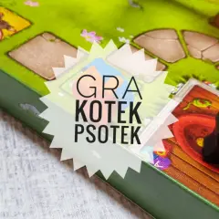 Plansza gry Kotek Psotek z czarnym kotkiem i myszką.