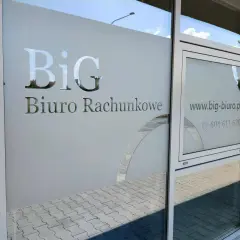 Logo "BiG Biuro Rachunkowe" na witrynie z adresem www i numerem telefonu.