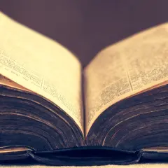 Stare, otwarte księgi, jak streszczenie "Pieśni nad pieśniami", pełne dawnych mądrości i historii.