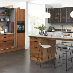 En modern köksö med barstolar, perfekt för en mysig kaffebar hemma. Trädetaljer och stilren design.