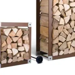 Dwa metalowe stojaki na drewno, wypełnione po brzegi polanami. Zastanawiasz się, czym zabezpieczyć drewno przed wilgocią? Te estetyczne konstrukcje pomagają w jego przechowywaniu.