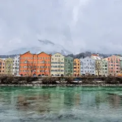 Kolorowe kamienice nad rzeką Inn, w tle ośnieżone góry. Idealne miejsce, by zobaczyć Innsbruck.