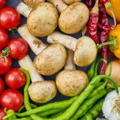 Pomodori, funghi, peperoni gialli, peperoncini secchi, aglio, cipolla e peperoncini verdi. Una varietà di verdure fresche, perfette per ogni ricetta.