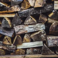 Gros tas de bois de chauffage humide. Que faire pour le sécher et le rendre utilisable pour un feu ?