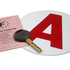 Permis de conduire français, une clé et un panneau "A". Combien de temps on garde le permis A ?