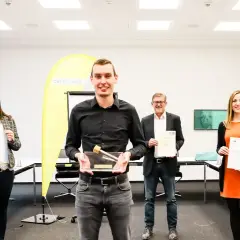 Glückliche Absolventen mit Urkunden und Pokal. Gute Aussichten für die Elektroniker Ausbildung Gehalt Bayern.